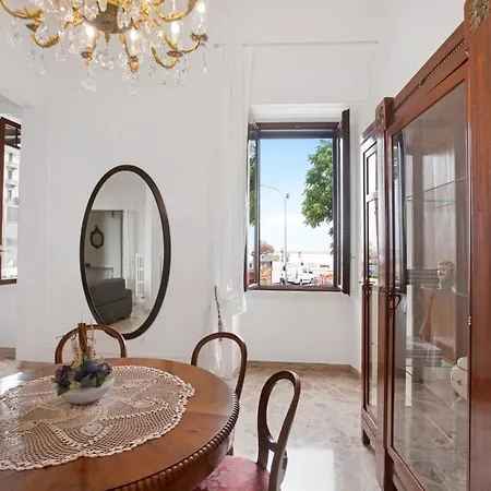 Guesthost - Casa Cinzia Lungomare Exclusive Flat בארי
