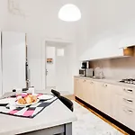 Guesthost - Casa Cinzia Lungomare Exclusive Flat شقة