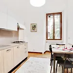 Guesthost - Casa Cinzia Lungomare Exclusive Flat باري